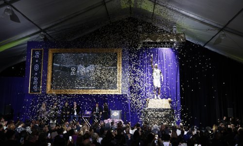 Kobe Bryant dobio spomenik ispred doma Lakersa; evo kako izgleda i koji detalj je važan