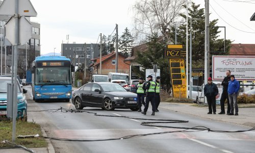 Teretni vlak na Samoborskoj cesti zahvatio električne vodove, obustavljen promet