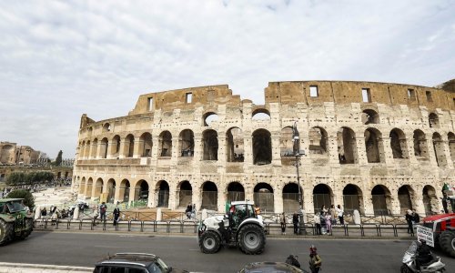 Nezadovoljni talijanski farmeri traktorima prošli pored Koloseja