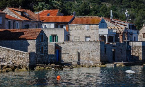 Grad Vis ima najveću sunčanu elektranu u Hrvatskoj. Višak struje zimi šalju Hvaru