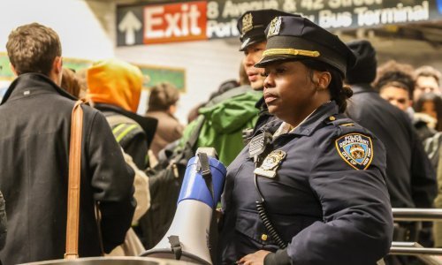 New York: U pucnjavi u metrou stradali putnici na peronu, napadač u bijegu