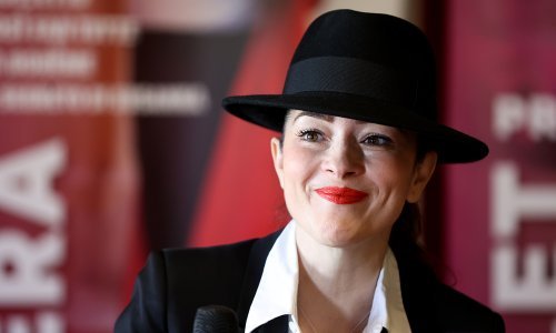 Nikome ova 'muška' kombinacija ne stoji tako dobro kao Zrinki Cvitešić