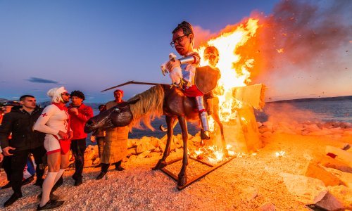 Srbi ogorčeni paljenjem Vučića u Kaštelima. Vučić: Spaljivali su kuće, pa mogu i lutku