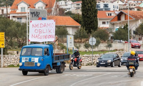 Prosvjedi kod Trogira zbog otvaranja kamenoloma: 'Uništit će ono od čega živimo'