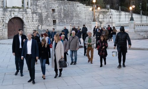 Incident u Zadru: Napadnut SDP-ovac, tekućina se izlila i na Grbina
