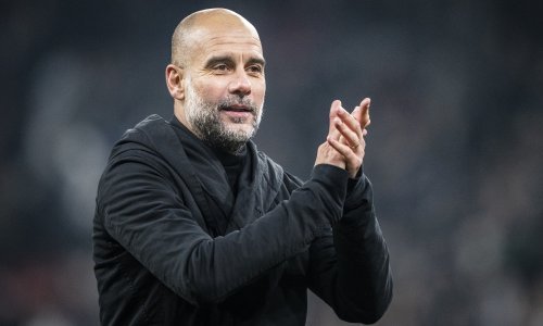 Chelseajevi navijači u nevjerici slušaju i komentiraju što govori Guardiola