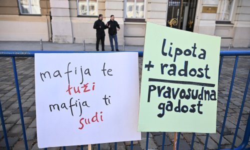 Pogledajte najzanimljivije transparente s prosvjeda u Zagrebu