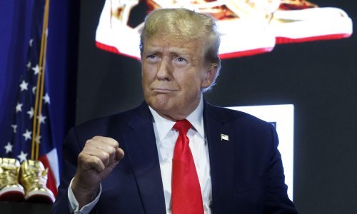 Trump lansirao zlatne tenisice sa svojim potpisom i prodaje ih po nevjerojatnih 370 eura