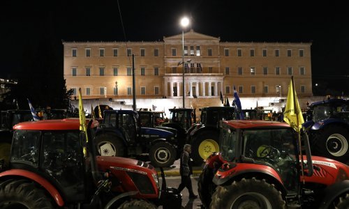 Prosvjednici parkirali 130 traktora ispred parlamenta u Ateni