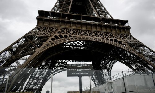 Izbio požar na Eiffelovom tornju, evakuirano 1200 ljudi. Ugašen je