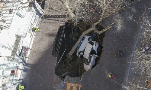 Otvorila se rupa u cesti i 'progutala' automobile, putnici jedva izvukli živu glavu