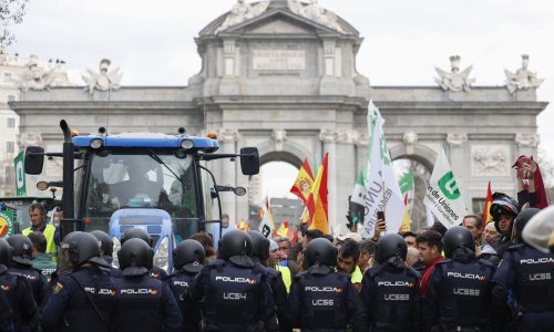 Ogorčeni poljoprivrednici Španjolske s 500 traktora ušli u Madrid