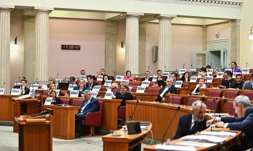 Sabor do 5 ujutro raspravljao o svom raspuštanju i raspisivanju izbora