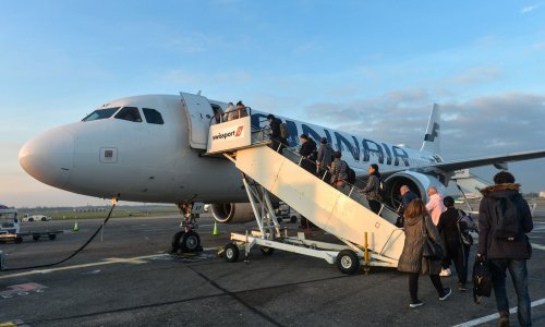 Biste li pristali da vas izvažu prije leta? Finci to traže, a imaju dobar razlog