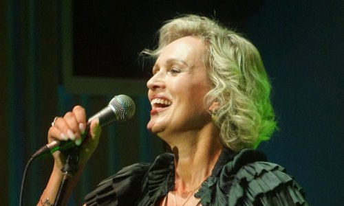 Vanna osvanula u minici, fanovi joj pišu: 'Lijepa žena i njena sjena'