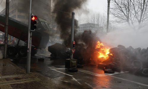 Kaos u Bruxellesu: Prosvjednici pale gume, policija aktivirala  vodene topove