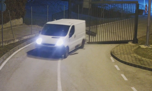 Pogledajte MUP-ove snimke kako se krijumčari migranata probijaju kroz granicu