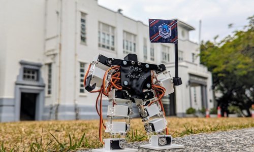 Pleše, igra nogomet i visok je samo 14 centimetara: Ovo je najmanji robot na svijetu