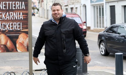 Načelnik općine koji je službenu karticu peglao u bordelu kažnjen s 1600 eura