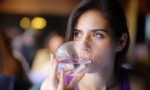 Jednostavan način kojim ćete ukloniti mikroplastiku iz vode za piće