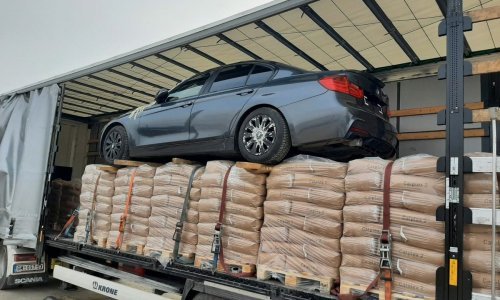Kakav mozak: Natovario BMW na robu u kamion i htio ga švercati preko granice