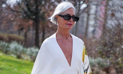Sjedokosa modna ikona sve je očarala u chic stajlingu koji pomlađuje u trenu