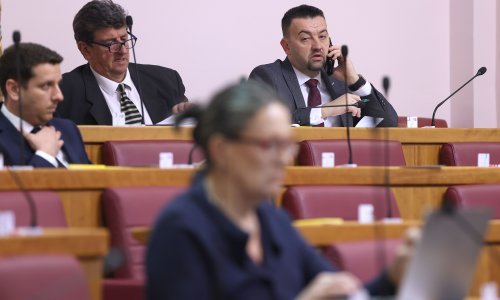 Oporba: HDZ postaje grobar novinarstva, Lex AP Hrvatsku vodi u autokraciju