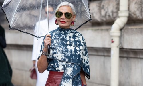 Kožna suknja, neobične natikače, efektan top? 50+ modna ikona očarala nas je u trenu