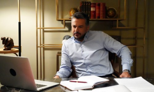 Markantni Turčin iz 'Zlatnog kaveza' uspješan je i kao glazbenik, a ima i svoj brend odjeće