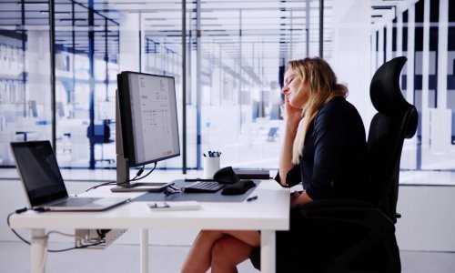 Ljudi koji rade iz ureda žale se dvostruko više na zdravstvene probleme