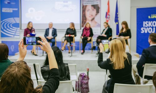Zarađuju manje, teže napreduju: Jesu li žene ravnopravne ili je to tek slovo na papiru?