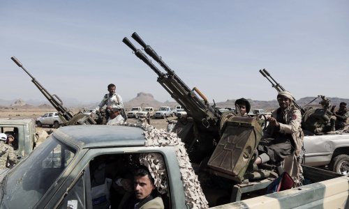 Hutisti gađali teretni brod i američke ratne razarače u Crvenom moru