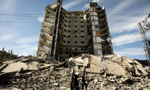 Izrael pogodio jednu od najvećih stambenih zgrada u Rafi