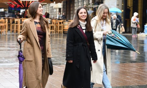 Kiša okupala zagrebačku špicu, a sređene dame joj prkosile u zanimljivim komadima