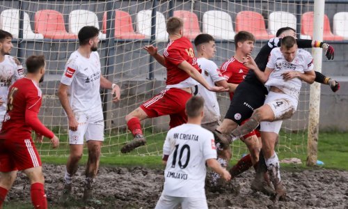 Bizarne scene iz Zmijavaca! Igrači rukama kopali blato da bi se izveo penal