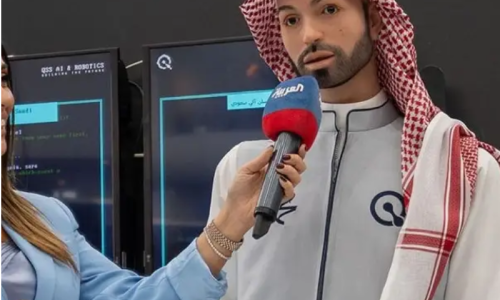 Saudijska Arabija predstavila humanoidnog robota, on neprikladno dodirnuo novinarku
