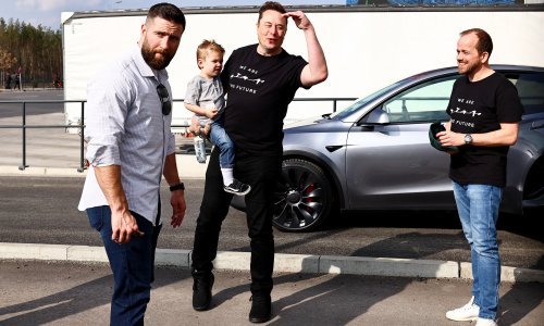Musk sa sinom posjetio tvornicu Tesla nakon sabotaže, evo kako su dočekani