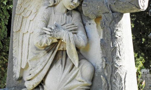 Na mjesnom groblju u Erdutu oštećeno nekoliko grobova