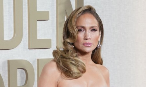 Jennifer Lopez izgleda smrknuto dok odlazi u plesni studio nakon što je otkazala nekoliko nastupa