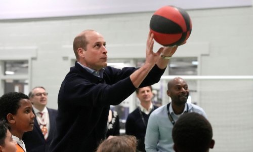 Dok se svi pitaju gdje je Kate Middleton, dobro raspoloženi princ William igra košarku s klincima