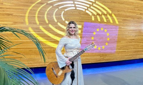Elis Lovrić postala prva hrvatska kantautorica koja je nastupila u obje zgrade Europskoga parlamenta