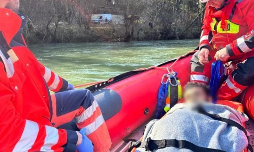 Policija i HGSS spasili migrante koji su zapeli na slapu rijeke Kupe
