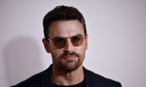 Zvijezda Netflixove serije novi je miljenik žena: Tko je Theo James?