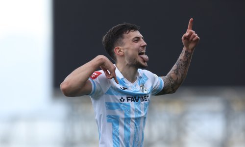 Rijeka slavi Niku Galešića, igrača koji je opet osigurao pobjedu u Koprivnici