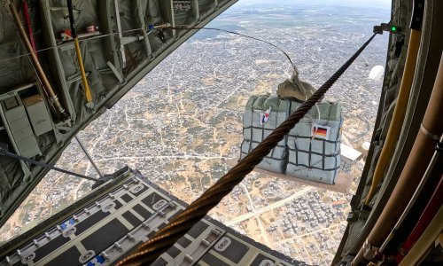 Njemačka padobranima isporučila prve zalihe pomoći Gazi