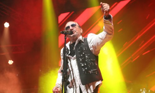 Koncert za 50 godina karijere: Željko Bebek pjevao u prepunoj dvorani Gripe