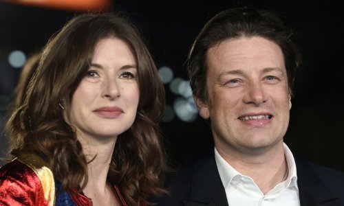 Nakon što je rodila petero djece, supruga Jamieja Olivera odlučila postati primalja