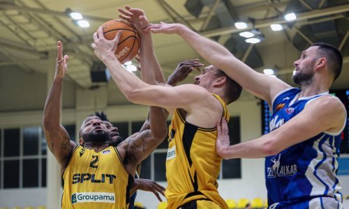 Košarkaši Splita slavili u Sloveniji i ostali s realnim šansama za doigravanje