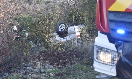 Automobil sletio s ceste i završio na krovu, vatrogasci i hitna stigli na teren