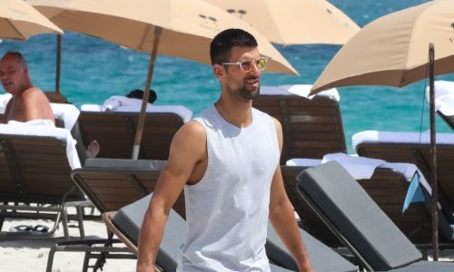 Novak Đoković uživa na plaži i pokazuje mišiće